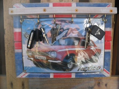 SCHNÄPPCHEN - Holz rustikal Retro Stil Schlüssel / Werkzeughalter mit Vintage Ford Blechschild.