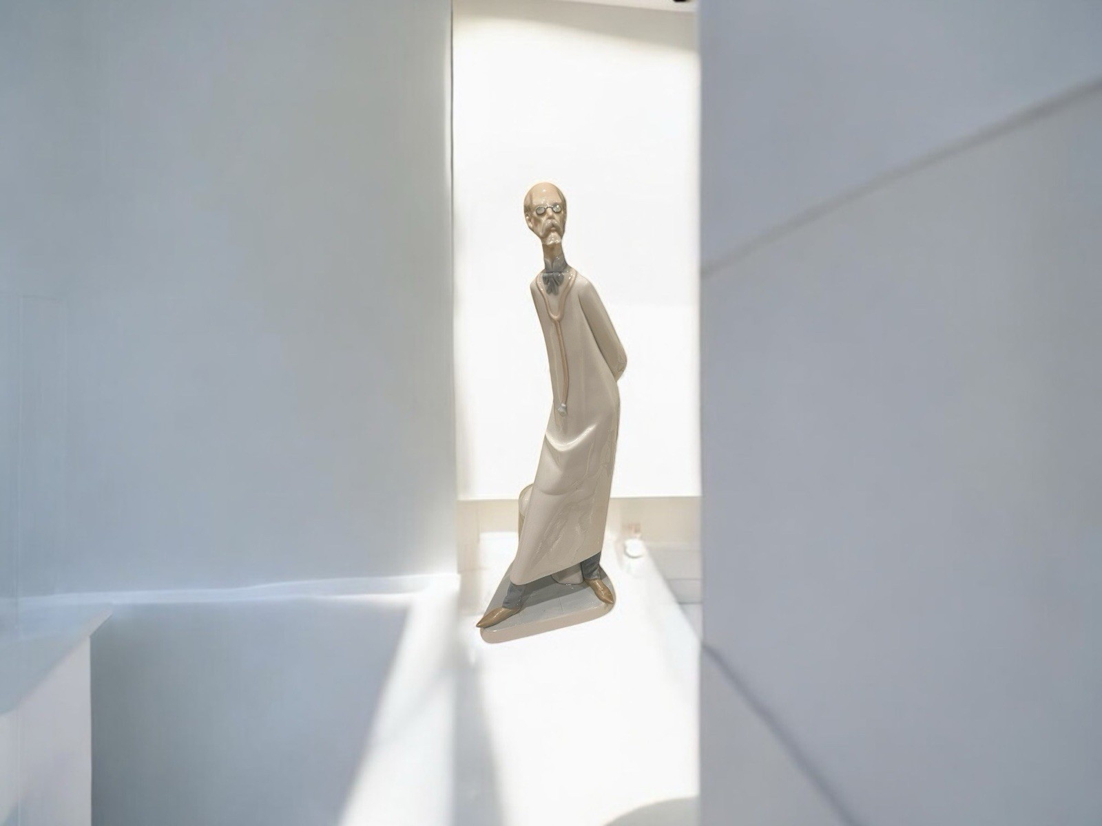 Extremely Rare Lladro Professional Doctor Medico Figurine 14-1/4