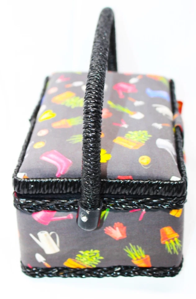 NUEVO CON ETIQUETAS CANTANTE Cesta de Coser N Stow Solo Tema de Jardinería Envuelta de Mimbre Negra Foto 3 de 4