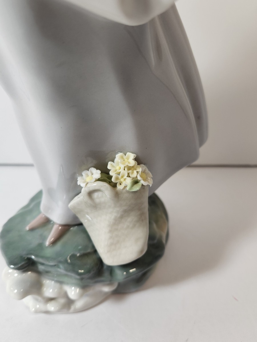 Lladro 4922 Sea Breeze Wind Blown Girl Book Porcelain