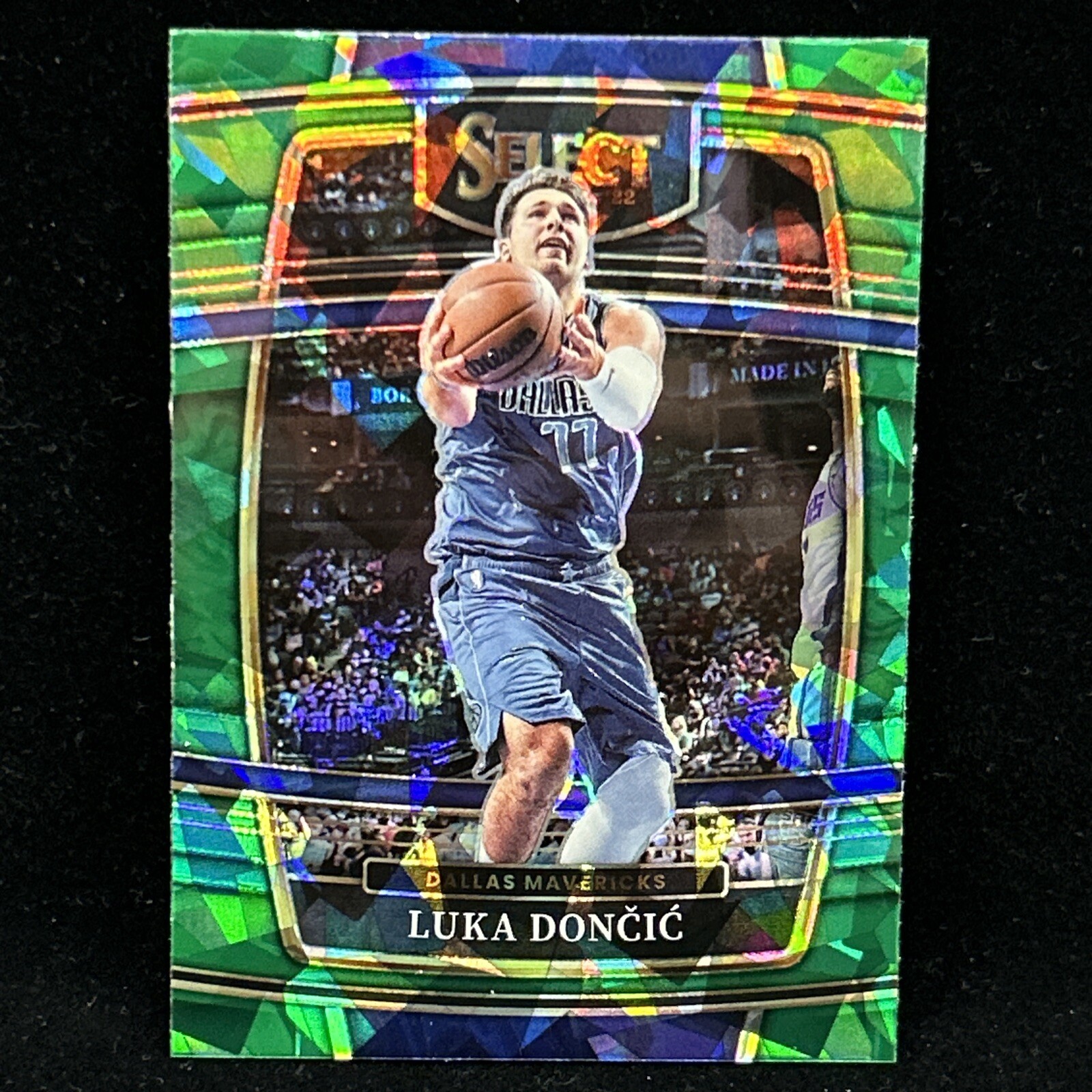 2021-22 Panini Select Luka Doncic Green Cracked Ice SP #12 MAVERICKS Concourse