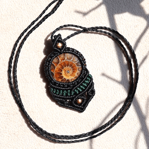 Antica Spirale Saggezza ~ Collana Gemma Macramè Fossile Ammonite Naturale Tessuto a Mano - Foto 7 di 10