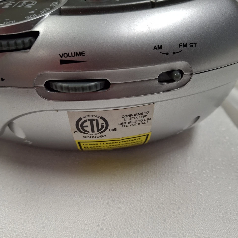 AM/FM Digital Clock Radio / CD Player Black & Silver GPX CRCD2806 - Image 3 of 4