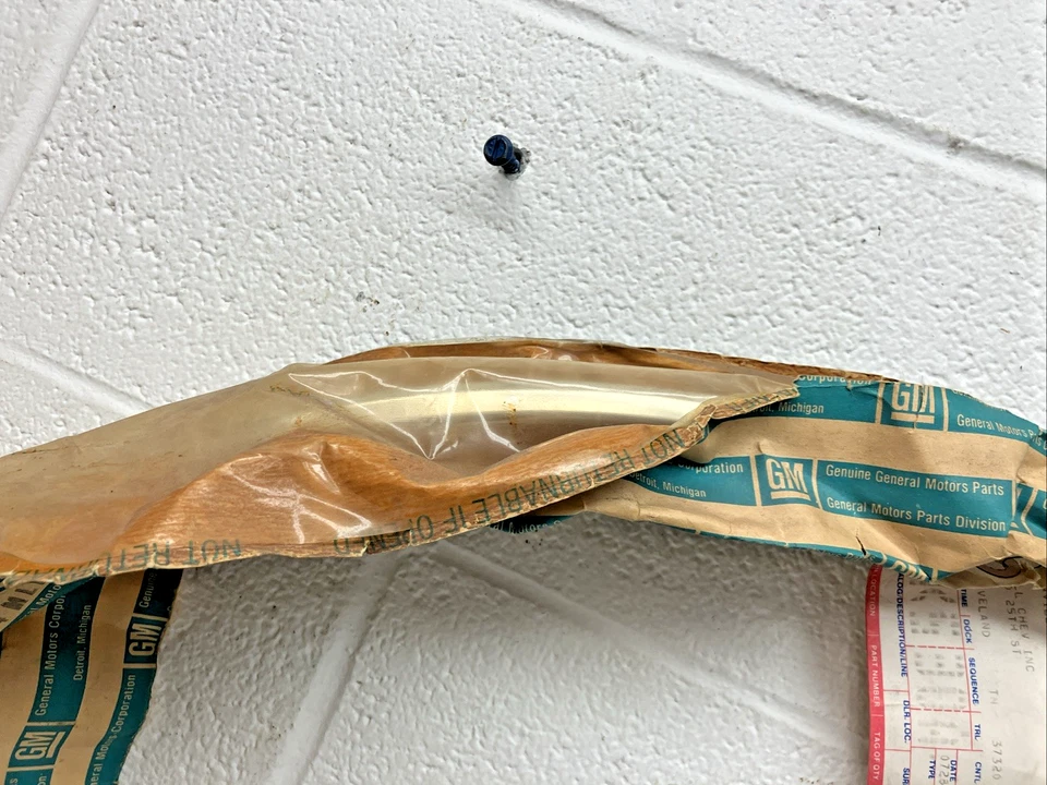 Nuevo OEM GM RH rueda delantera pozo embellecedor 14008554 1982-1987 Chevrolet Chevette (SR61) Foto 3 de 4