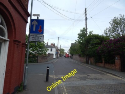 Foto 6x4 Vorrang vor entgegenkommenden Fahrzeugen Wivenhoe auf Hauptstraße. the ro c2014