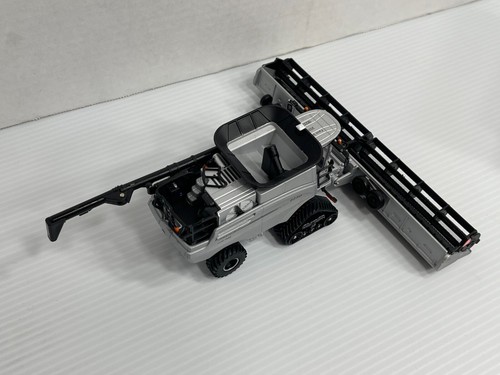 1/64 Scale - ERTL Case IH 8250 Combine (2020 Farm Show Special Silver Edition) - Picture 9 of 15