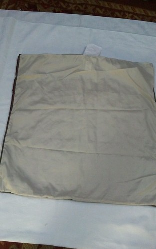 Hallmart Collectibles One (1) Copricuscino Finta Trapuntata 26x26" Borgogna/Tortora - Foto 4 di 6