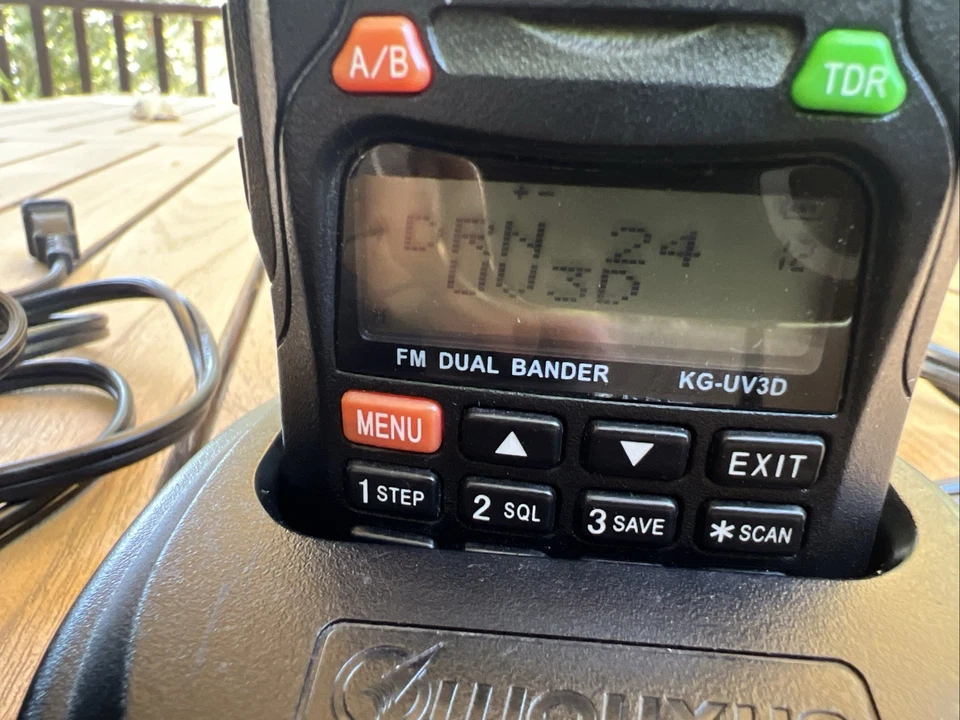 3 cargadores de radio de doble banda Wouxun KG-UV3D funcionando bien baterías Foto 3 de 4