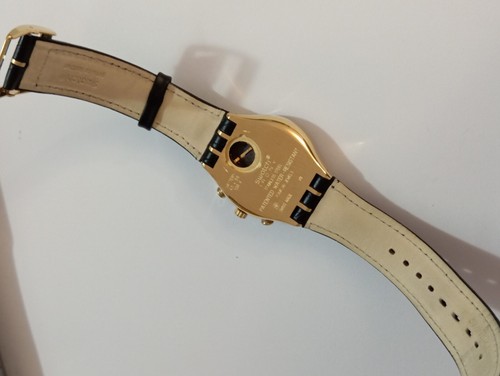 SWATCH IRONY CHRONO 2002 GOLDFINGER SPECIALE JAMES BOND 007 YCG401 NUOVO - Imagen 12 de 15