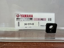 NUEVO Soporte para tubo de aceite Yamaha parte # 248-13174-00-00 de fábrica nuevo ver montaje abajo