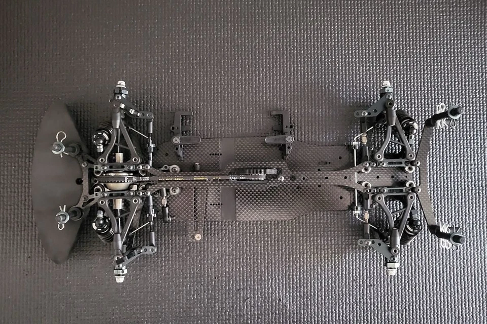 Mugen Seiki MTC2 FWD 1:10 EP racing chassis with many extras! - Image 3 of 4