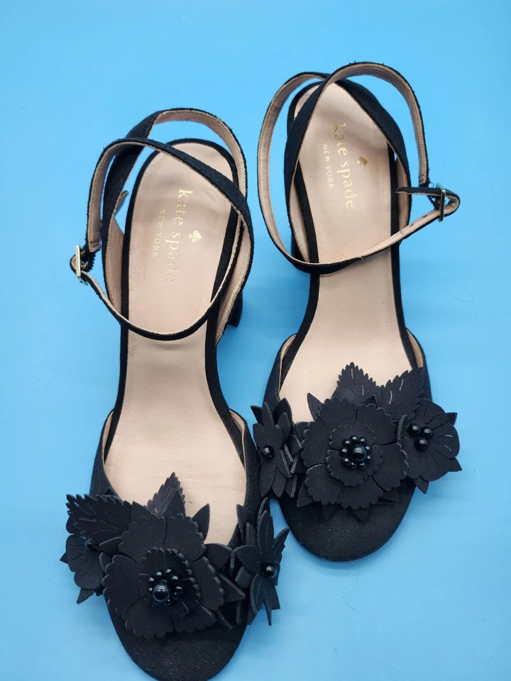 Sandalias Kate Spade New York Negro Gamuza Floral Tacón Bloque 8M | Hechas en Italia... Foto 4 de 4