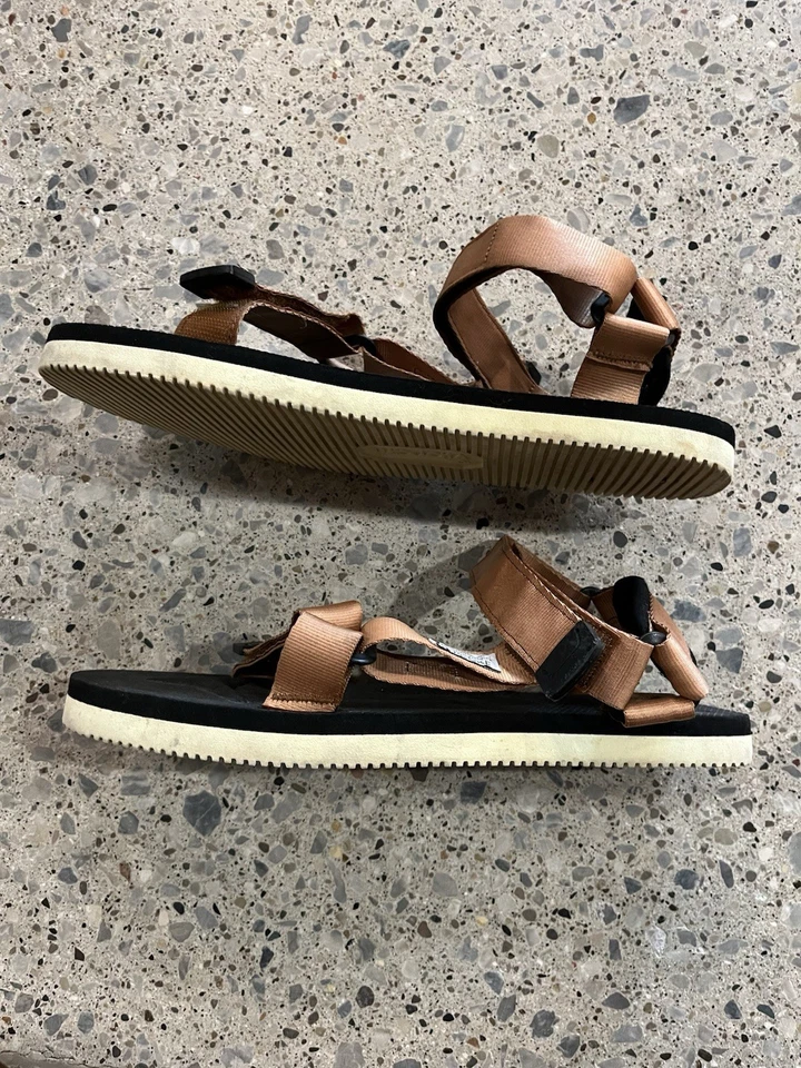 Sandalias Suicoke con correa tostada Foto 3 de 4