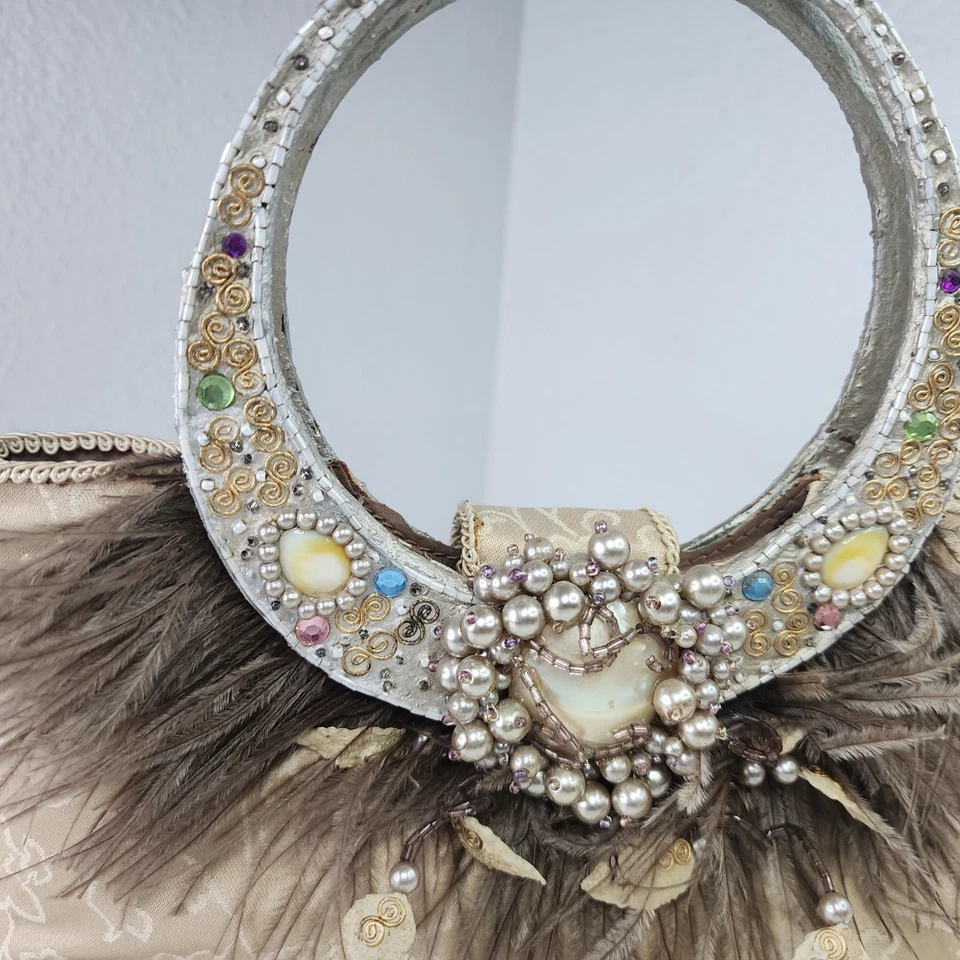 Bolso de Noche Mary Frances Acolchado con Cuentas de Seda Cartera con Acento de Plumas con Joyas Handba Foto 3 de 4