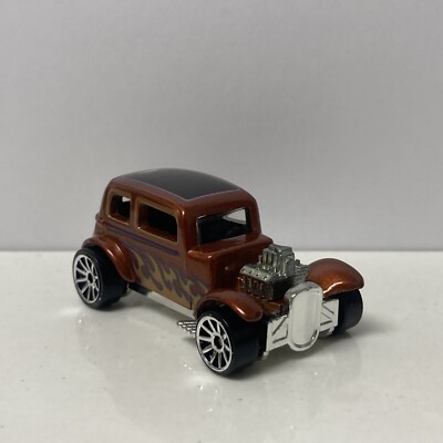 1932 32 Ford Vicky Collectible 1/64 Scale Diecast Diorama Model