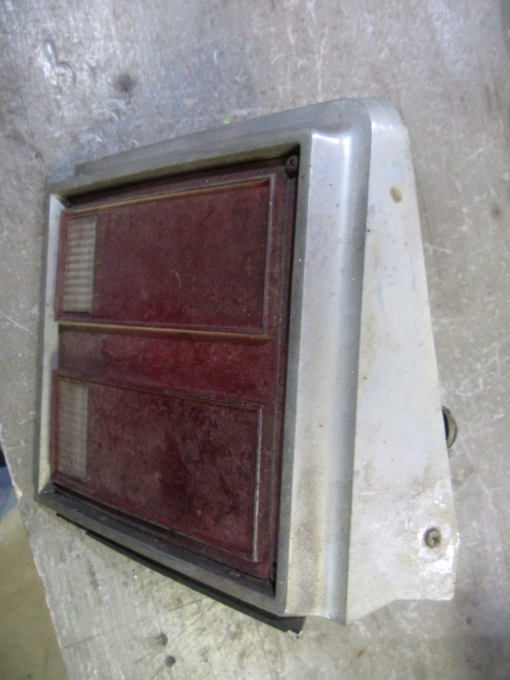 Oldsmobile Cutlass Salon 1979 lado del conductor luz trasera lente carcasa base Foto 3 de 4