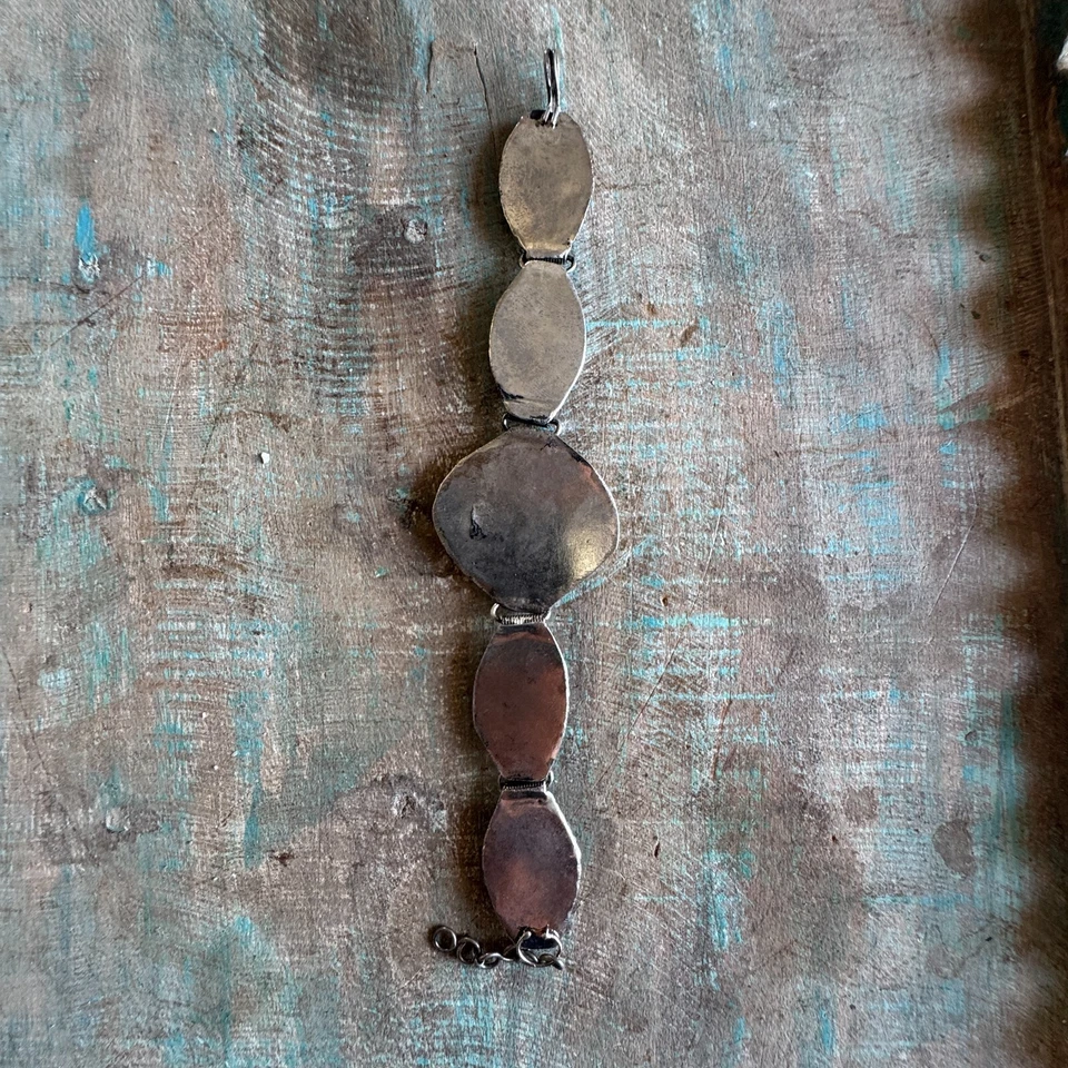 Pulsera de mano negra plegable de latón hecha a mano antigua de colección para mujer Foto 4 de 4