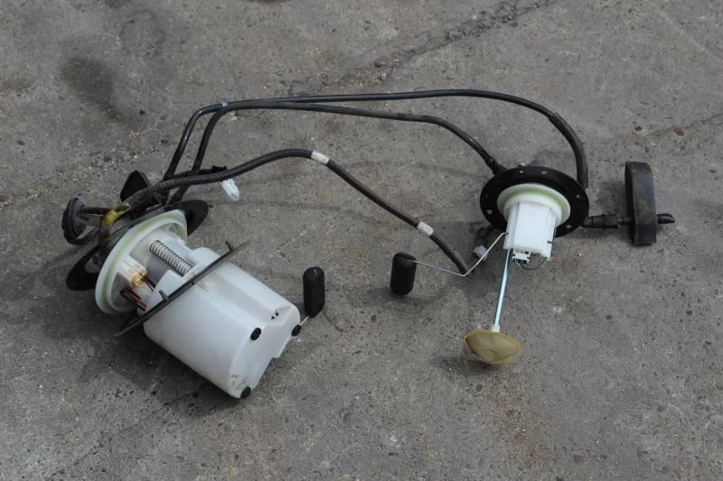 Bomba de combustible Subaru Legacy Outback 2014 2,5 L 4 cilindros 42021-aj230 Foto 2 de 4