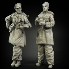 1/35 WWII German Soldiers in Winter Gear Resin Figures Drinking Scene for Dioram