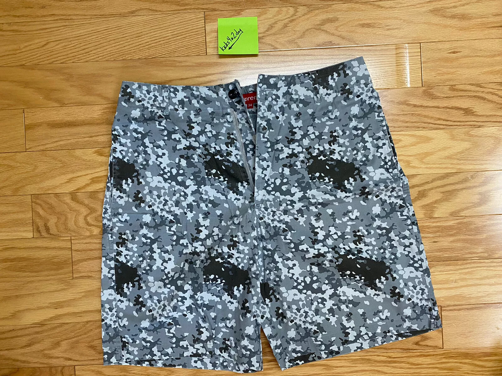 Short homme Supreme vintage rare taille 34 gris neige légèrement porté camouflage début des années 2000