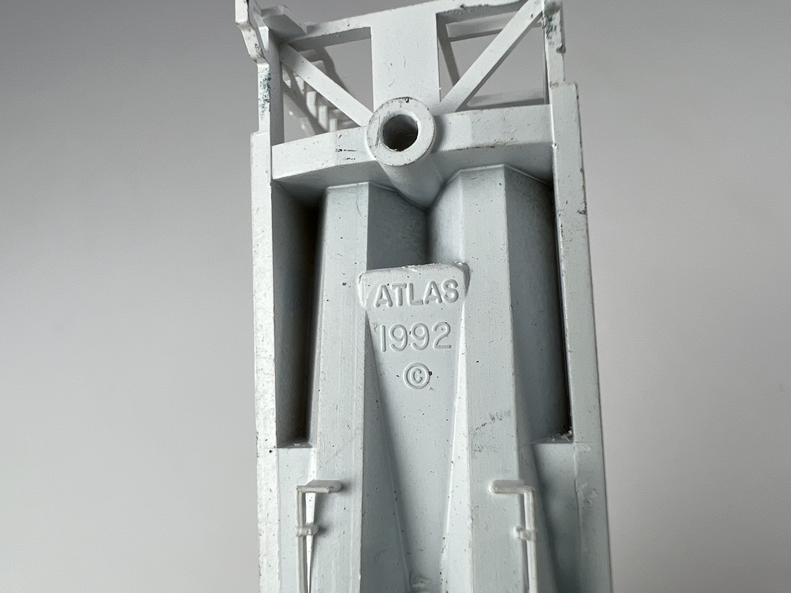 Atlas #45487 N Scale Golden Loaf Covered Hopper Car White Fair