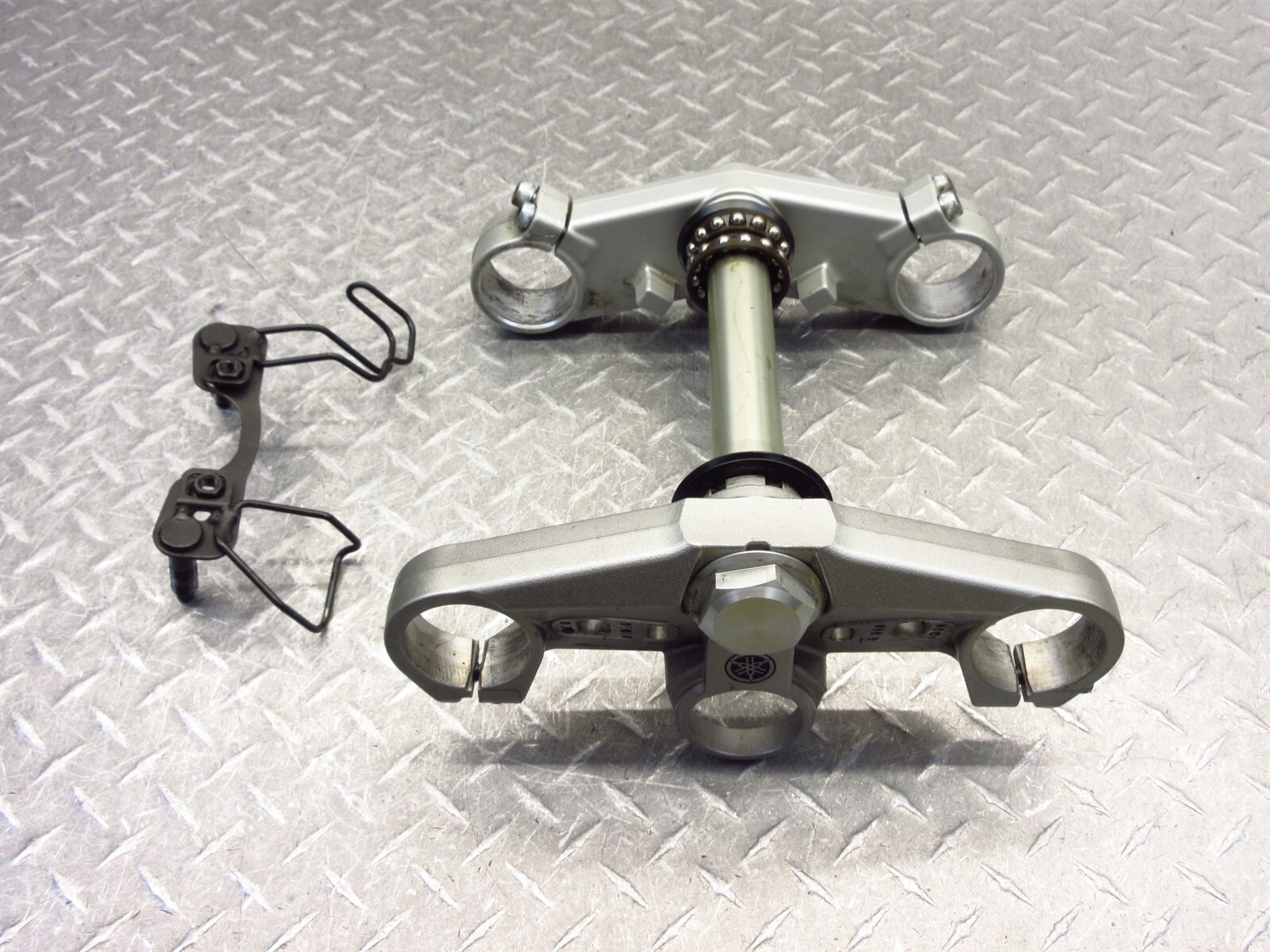 2006 0612 Yamaha FJR1300 Triple Tree Steering Stem Fork Tube Clamp OEM