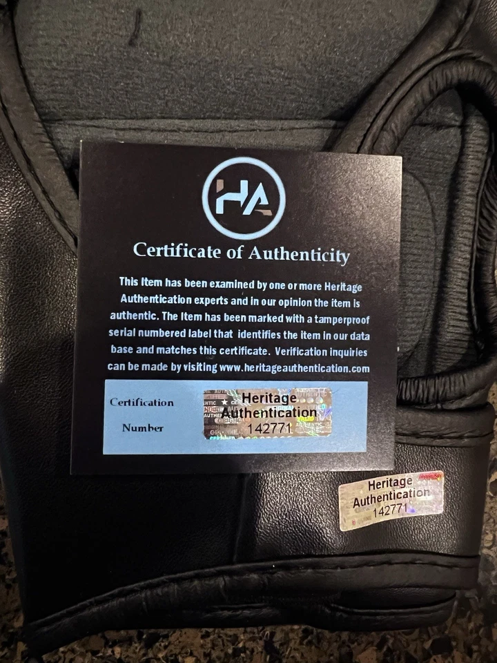 Guante UFC firmado por Tito Ortiz certificado de autenticidad Foto 2 de 3