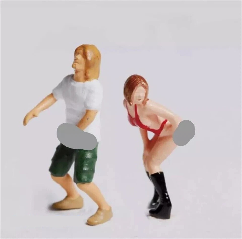 1/64 2PCS Scene Props Lovers Man Girl Miniatures Figures Model For Cars Vehicles - Image 2 of 4