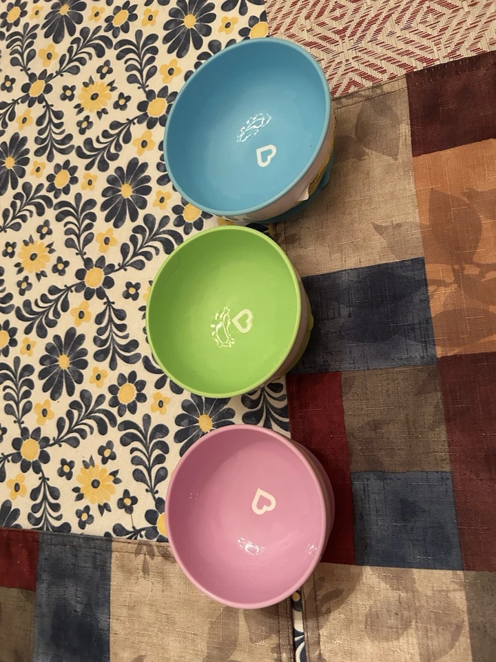 Munchkin Stay Put Ventosas para Bebé y Niño Pequeño, Paquete de 3, Azul/Verde/Púrpura Foto 2 de 4