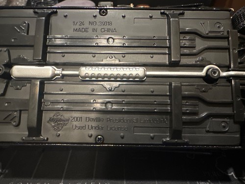 1:24 Presidential Series Die-Cast 2001 Cadillac DeVille Presidential Limo - Picture 7 of 7