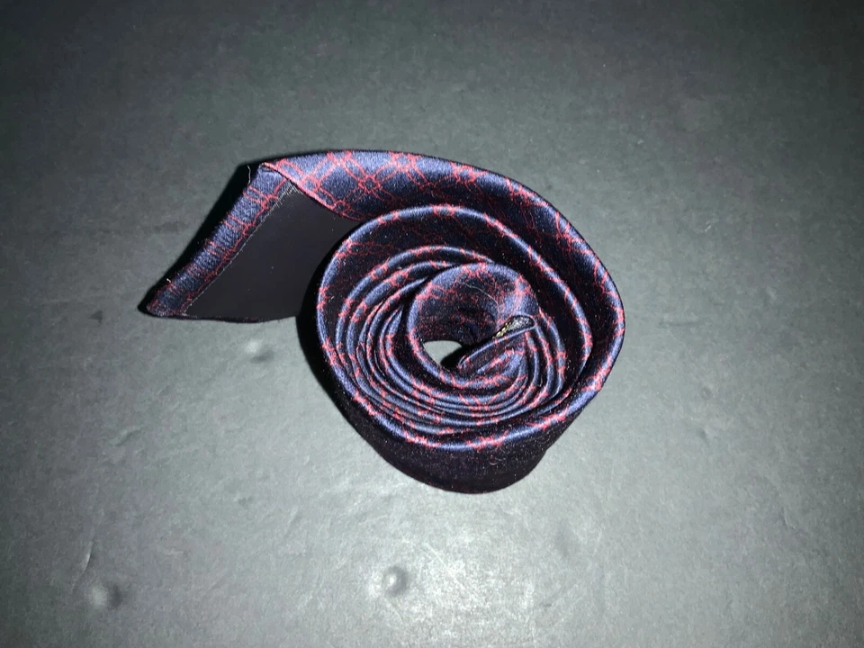 Corbata vintage Etienne Aigner PARA HOMBRES azul medianoche rojo geométrica 3,75”x57” seda usada Foto 3 de 4