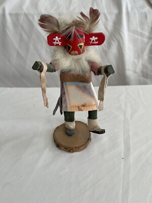 Signierte Hopi Kachina Puppe: Tanzender stiller Krieger, 7 Zoll groß, Federn, Wolle, Wildleder