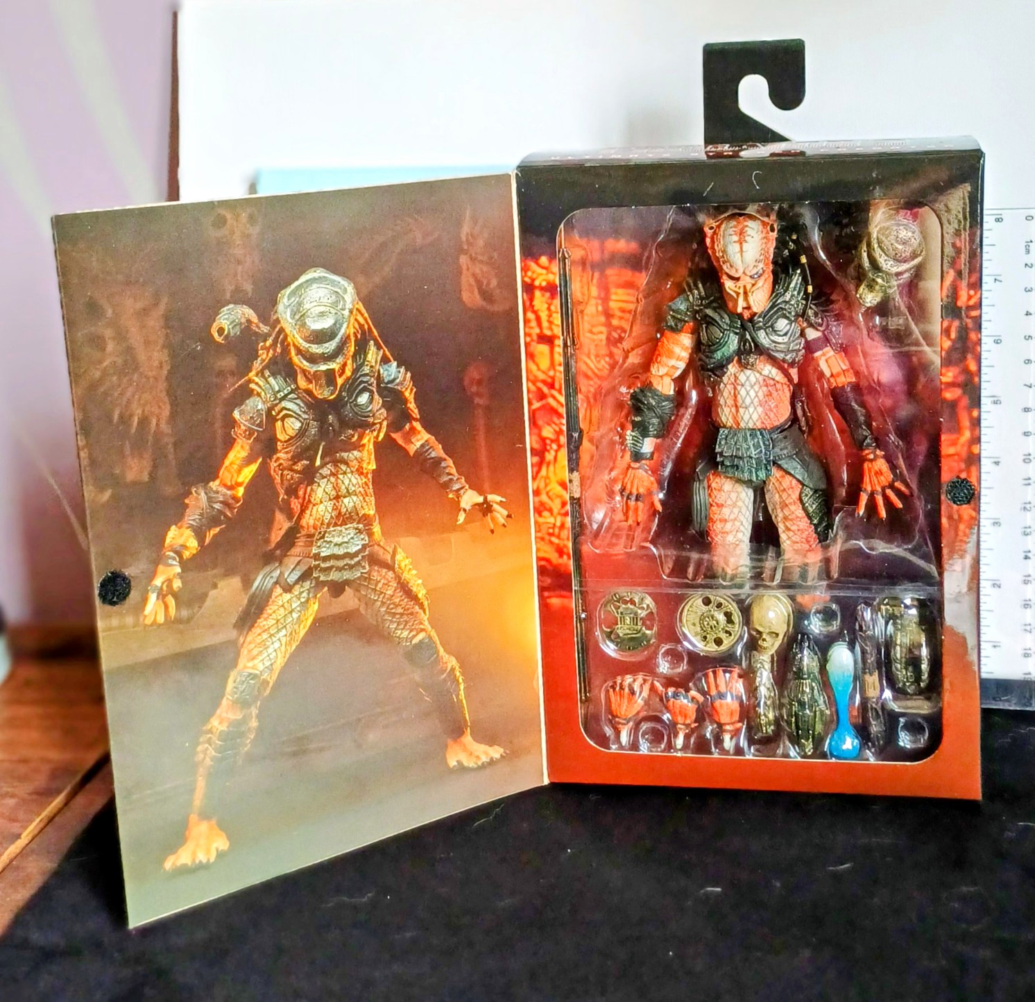 NECA Predator 2 Ultimate Stalker Predator Action Figure w/ Heads Spear & Accs