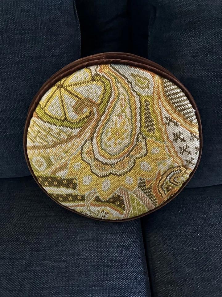 Almohada redonda hecha a mano Needlepoint Paisley verde amarillo marrón terciopelo trasero Foto 4 de 4