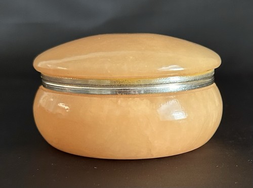 Portagioie Peach Alabastro 4” rotondo intagliato con cerniera colori autunnali fiori vintage - Foto 2 di 9