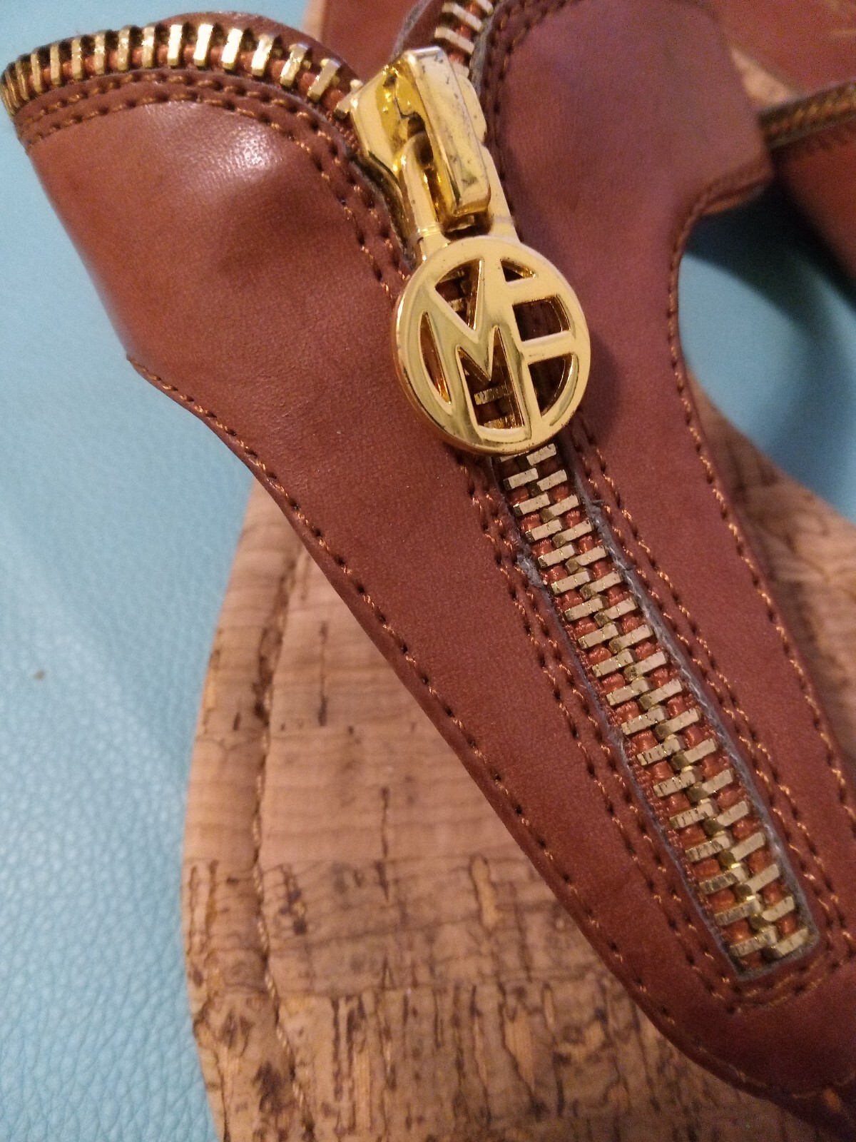 APL Carini sandali infradito MARC FISHER giallo marrone metallo LOGO donna taglia 10 M slide mulo