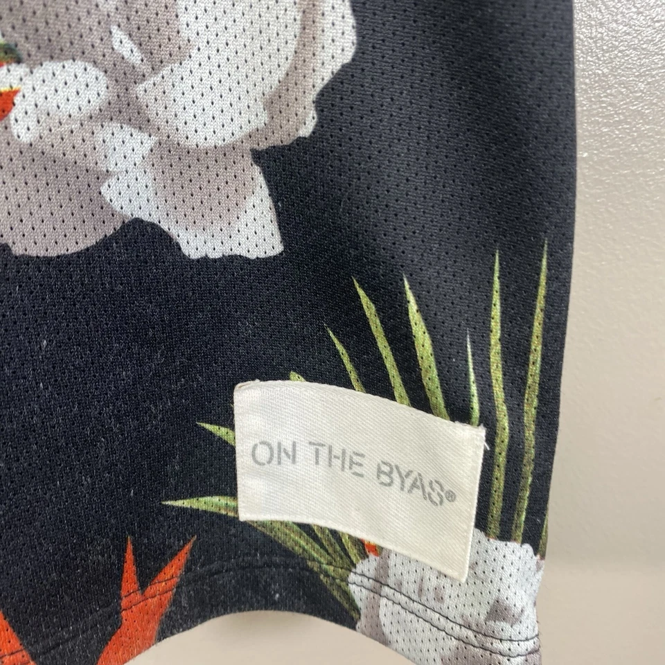 Camisa de malla On The Byas para hombre mediana floral número 00 cuello redondo jersey Foto 3 de 4