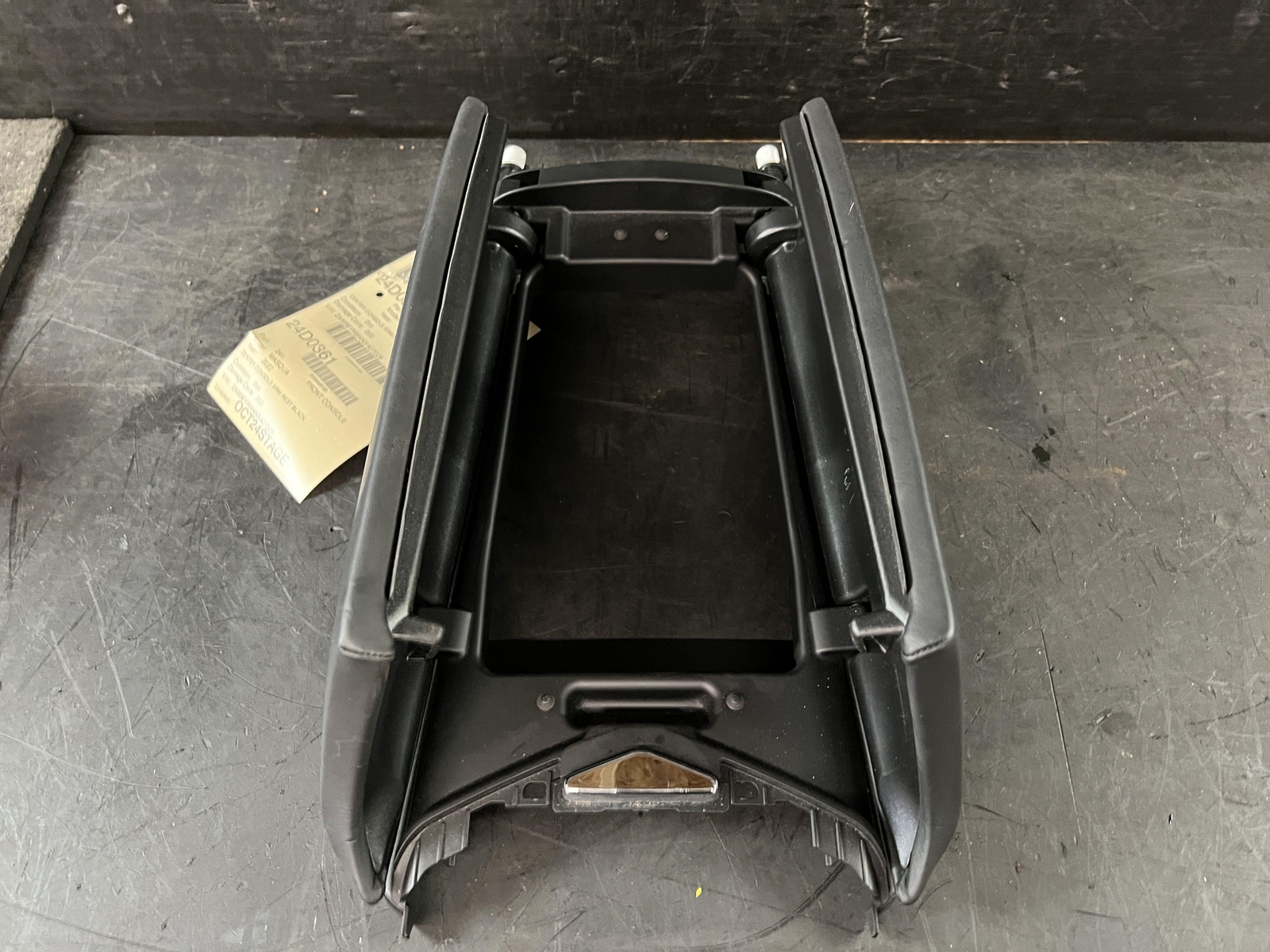 14-23 MASERATI QUATTROPORT CENTER CONSOLE ARM REST BLACK LEATHER 1NE
