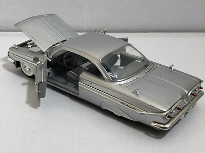 JADA SHOWROOM FLOOR 1961 CHEVY IMPALA SILVER 1:24 DIECAST MODEL