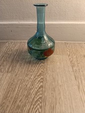 Vase soliflore en verre bleu-vert décor floral peint, fleurs rouges et jaunes