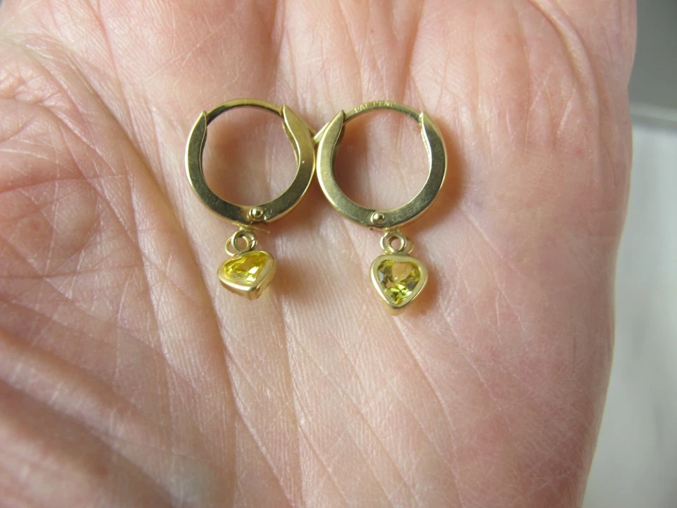 14K 黄金 Huggie 环状黄水晶心形吊坠耳环 — 第 2/4 张图片