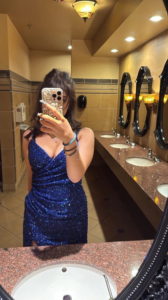 Vestido largo formal de graduación azul real para mujer, con abertura y elástico. Foto 3 de 4