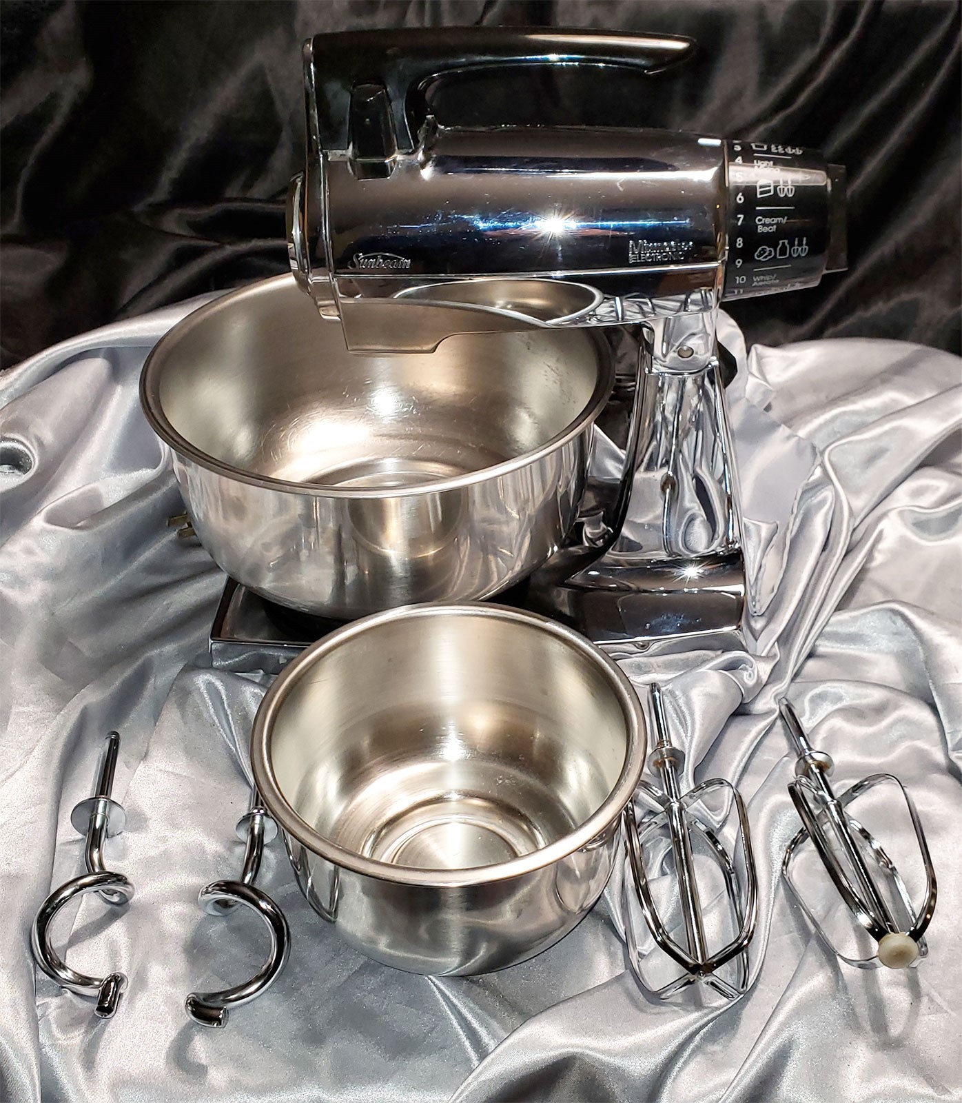 VINTAGE 12 SPEED SUNBEAM MIXMASTER CHROME & BLACK MIXER 1940 4 BEATERS & 2 BOWLS