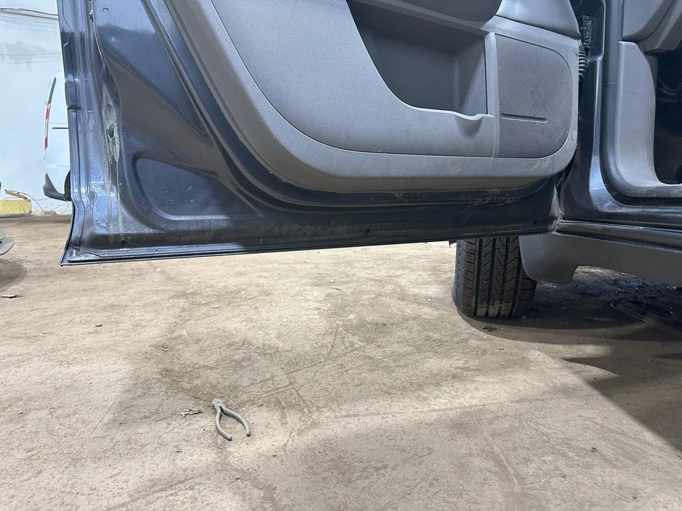 Used Front Left Door Assembly Front fits: 2013 Chevrolet Traverse L. w/o express Foto 4 de 4