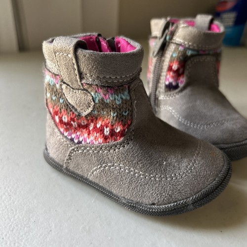 Genuine Kids By Osh Kosh Infant Sz 2 Grey Boots With Colorful Sweater Design - Picture 2 of 7