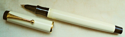 PARKER   BIG RED   FOUNTAIN PEN  in WHITE, 14 Kt. Nib, BOX 3/72! WORKING