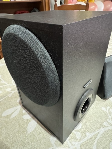 sistema de altavoces 2.1 de la marca Creative Labs, modelo Inspire P380.