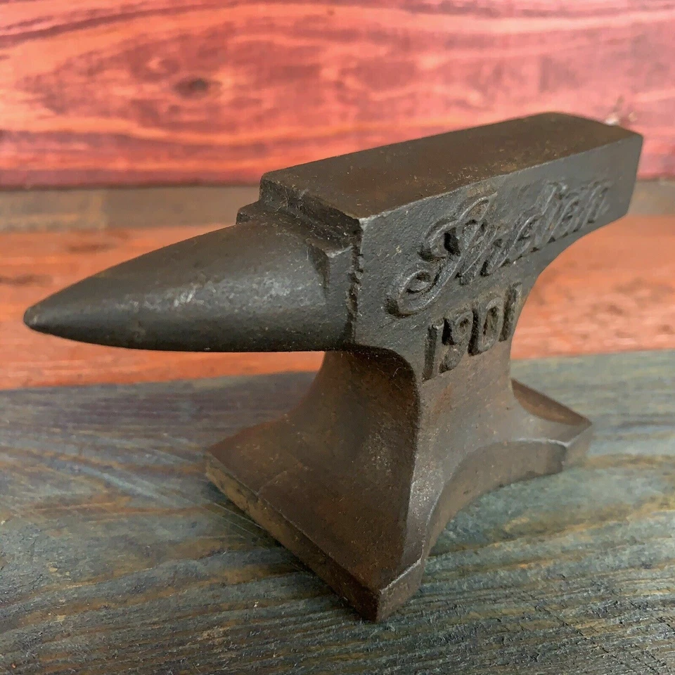 Pisapapeles Indian Motorcycles 1901 yunque con acabado antiguo y letras levantadas Foto 4 de 4