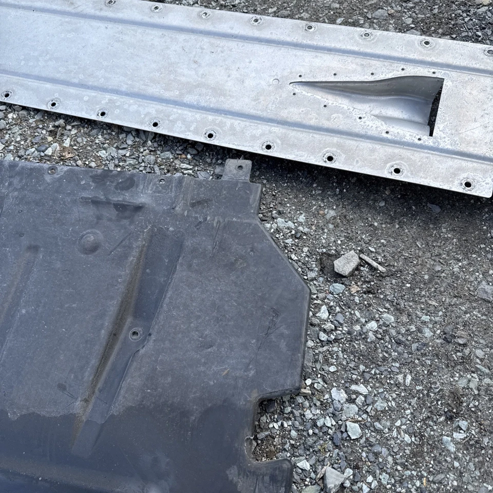 Cubierta inferior de la carrocería embellecedor placa de deslizamiento panel cubierta protectora del motor Audi R8 42 2008-2015 Foto 3 de 4