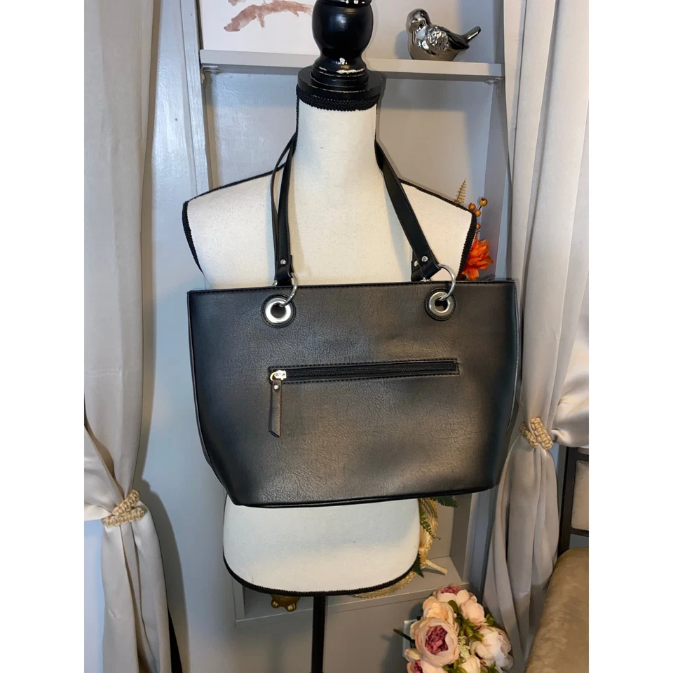 Bolso de mano Nicole Miller New York negro con logotipo plateado bolsillos con cremallera asas superiores Foto 3 de 4